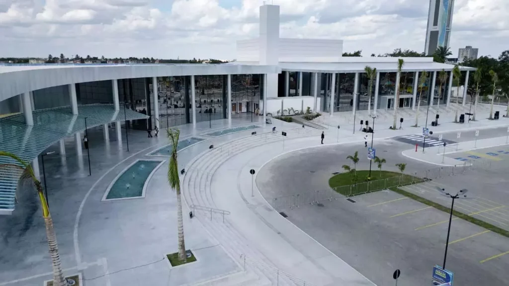 município mais populoso da Bahia, Feira de Santana, no Centro-Norte baiano, recebeu nesta segunda-feira (16), um Centro de Convenções