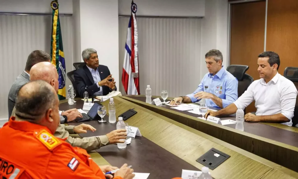 Na manhã desta segunda-feira (30), o governador Jerônimo Rodrigues se reuniu com representantes das forças de segurança da Bahia para