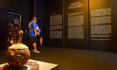 A exposição "Òná Ìrín: Caminho de Ferro", assinada pela artista visual baiana Nádia Taquary, tem atraído o público desde o último sábado (30)