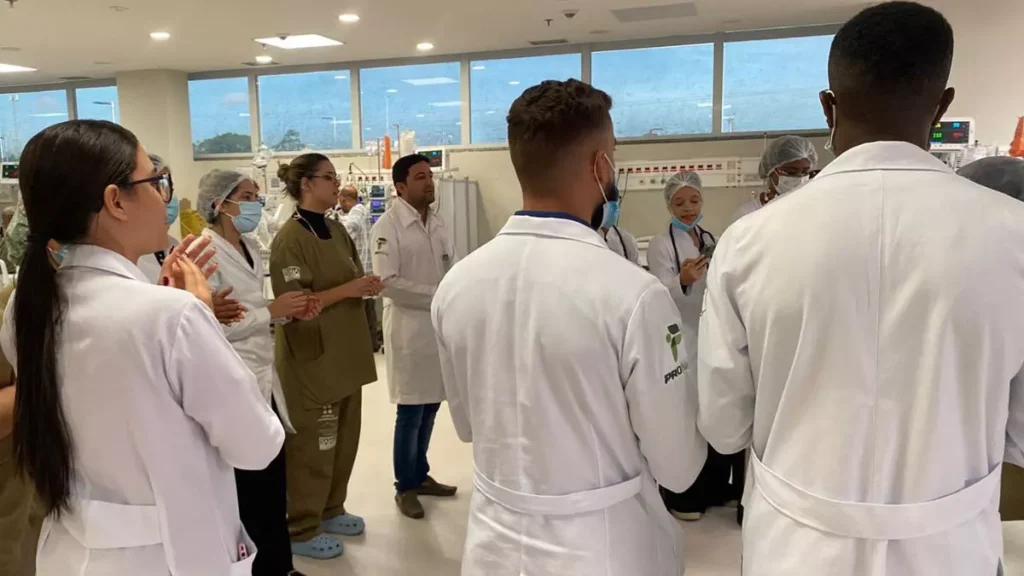 O som do violão voltou a preencher os corredores do Hospital Metropolitano, em Lauro de Freitas, trazendo não apenas melodias,