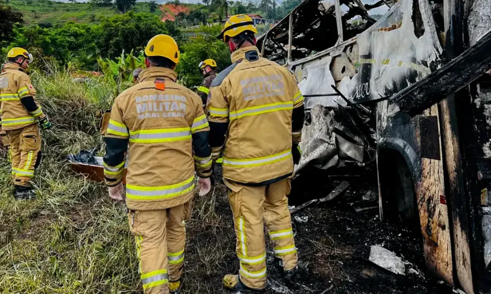 O número de mortos na colisão de um ônibus com uma carreta, na BR-116, em Minas Gerais, na madrugada deste sábado (21), chegou a 38,