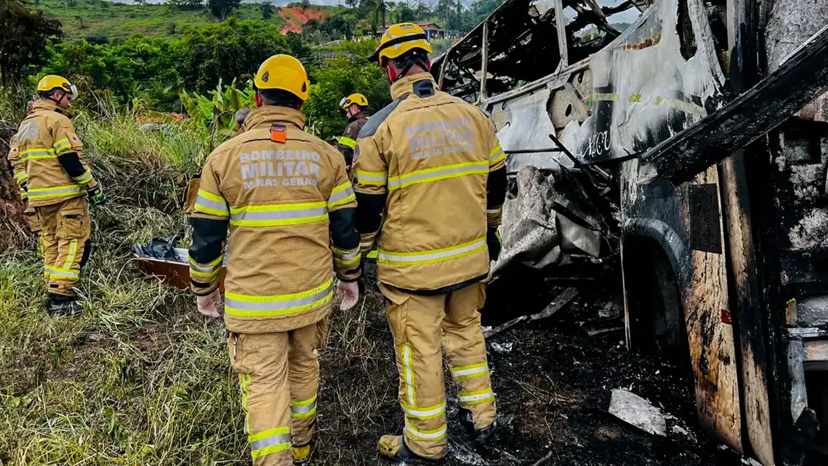 O número de mortos na colisão de um ônibus com uma carreta, na BR-116, em Minas Gerais, na madrugada deste sábado (21), chegou a 38,