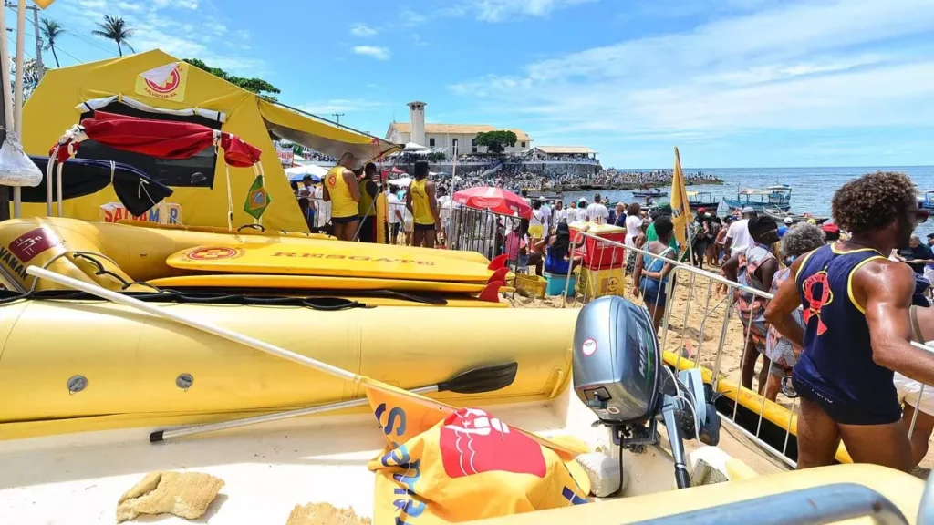 posto salva-vidas na praia da Paciência, no Rio Vermelho, para atendimento ao público que vai para a Festa de Iemanjá