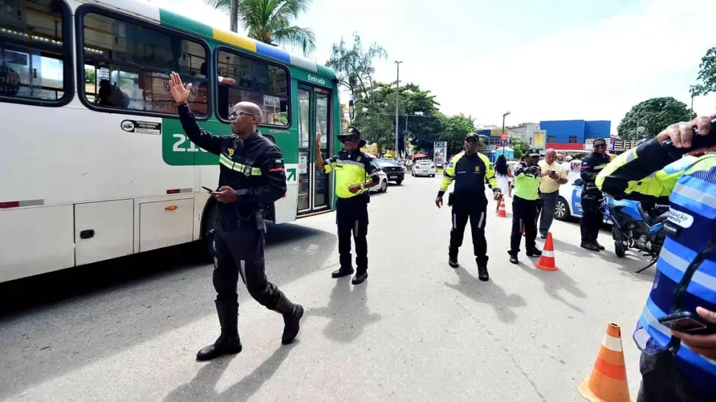 no bairro do Rio Vermelho, a Secretaria Municipal de Mobilidade (Semob) montou um esquema especial de transporte público