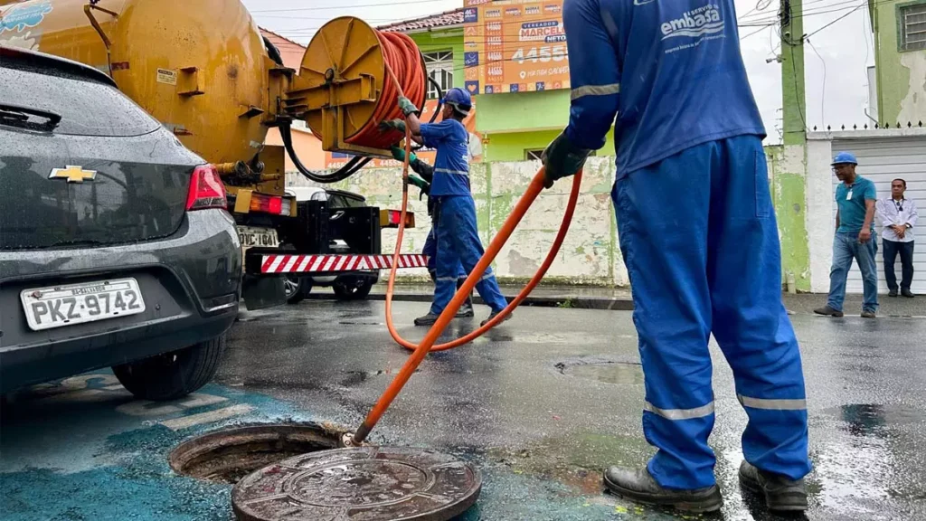 pessoas nas ruas e um intenso movimento nas áreas de acesso à Basílica, as equipes da Embasa estão trabalhando desde novembro na