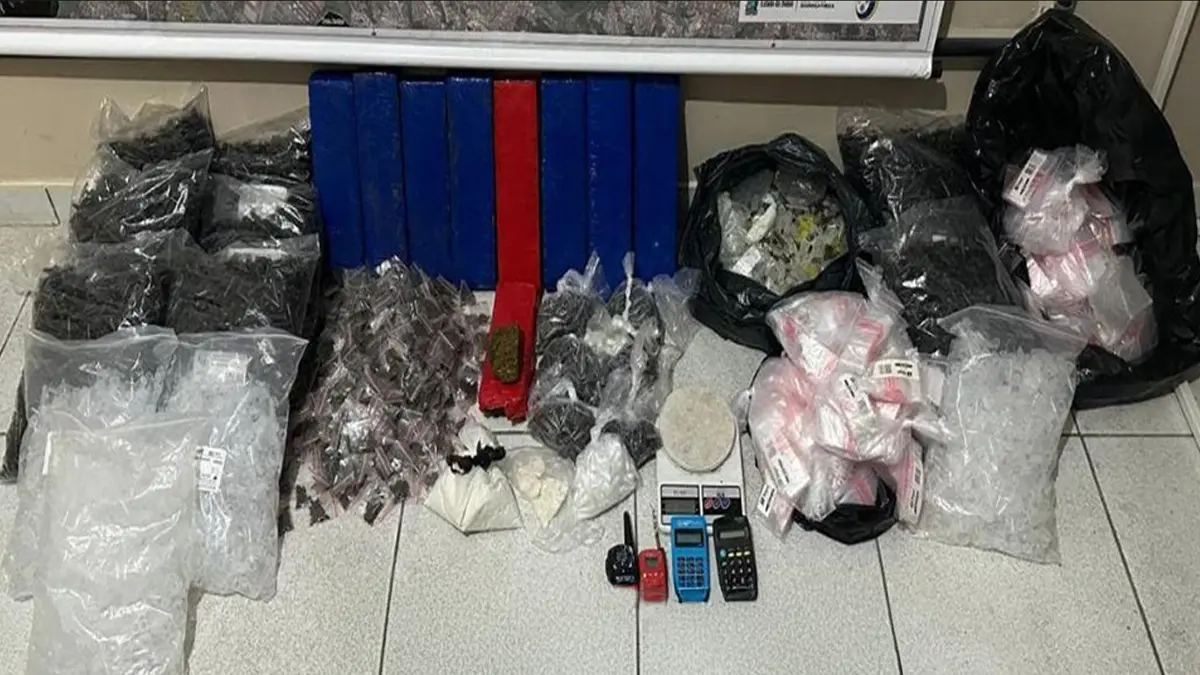 apreendeu farta quantidade de maconha, cocaína, dentre outros materiais, desmontou um depósito de drogas e prendeu um suspeito