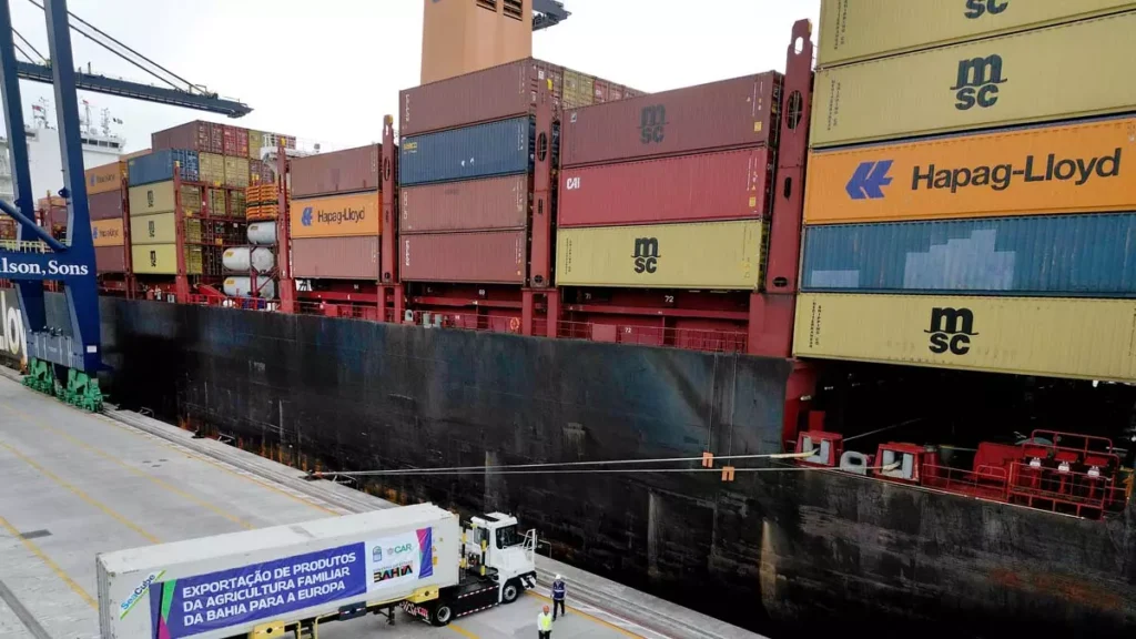 importações decorrente da recuperação econômica fizeram o superávit da balança comercial (exportações menos importações)