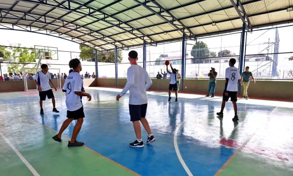 estudantes da rede estadual da Bahia. A partir desta quarta-feira (8), começam as inscrições para o programa "Férias na Escola: