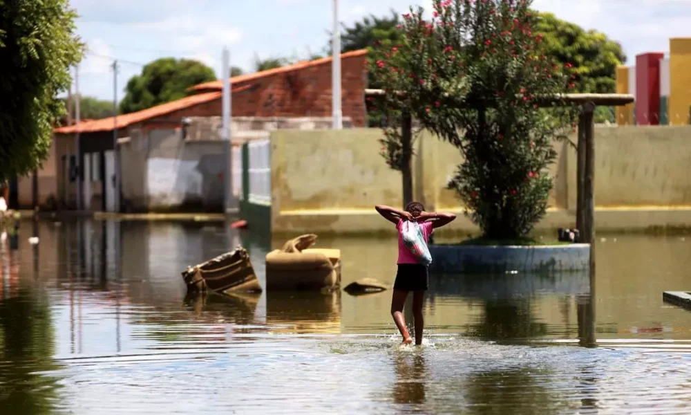 mantimentos para atender emergencialmente vítimas das chuvas que atingem Bom Jesus da Lapa. As medidas visam garantir a segurança