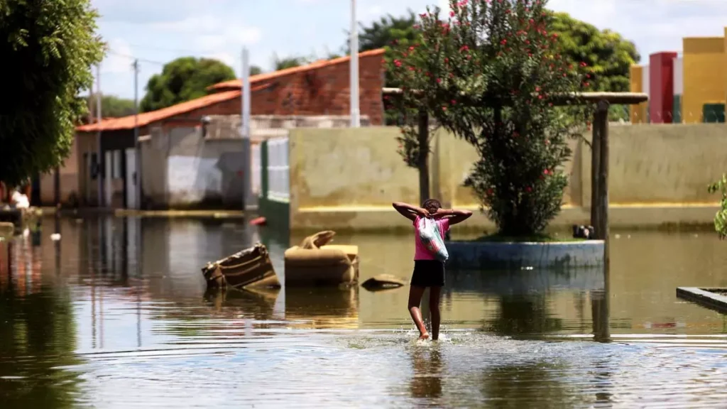 mantimentos para atender emergencialmente vítimas das chuvas que atingem Bom Jesus da Lapa. As medidas visam garantir a segurança