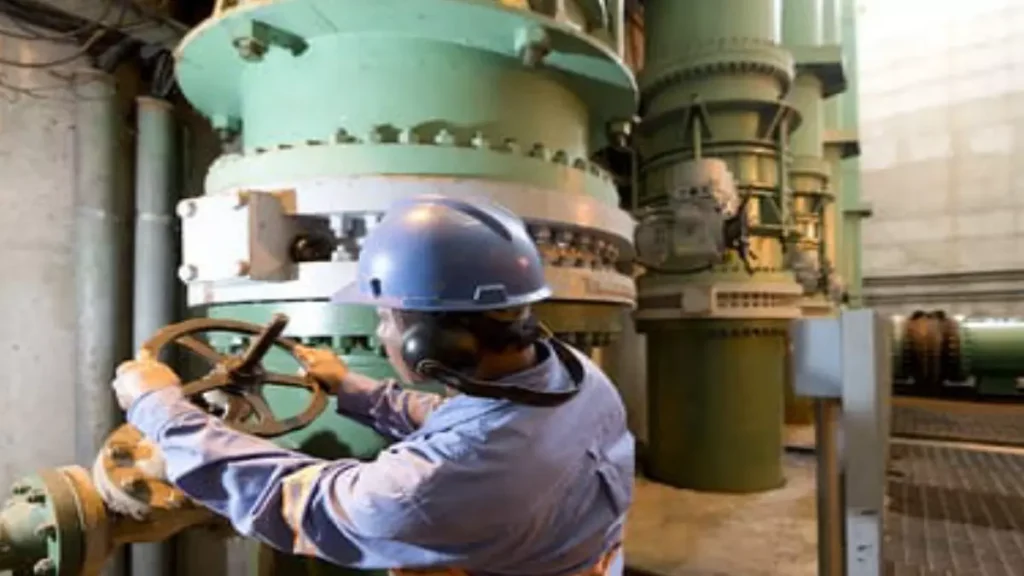 Para realizar manutenção preventiva eletromecânica em equipamentos do sistema de abastecimento, o fornecimento de água