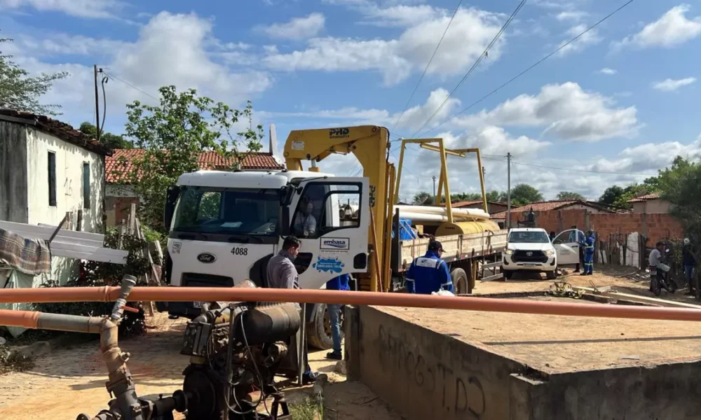 do Corpo de Bombeiros em uma escola municipal, próxima ao bairro mais afetado pelos alagamentos em Bom Jesus da Lapa.