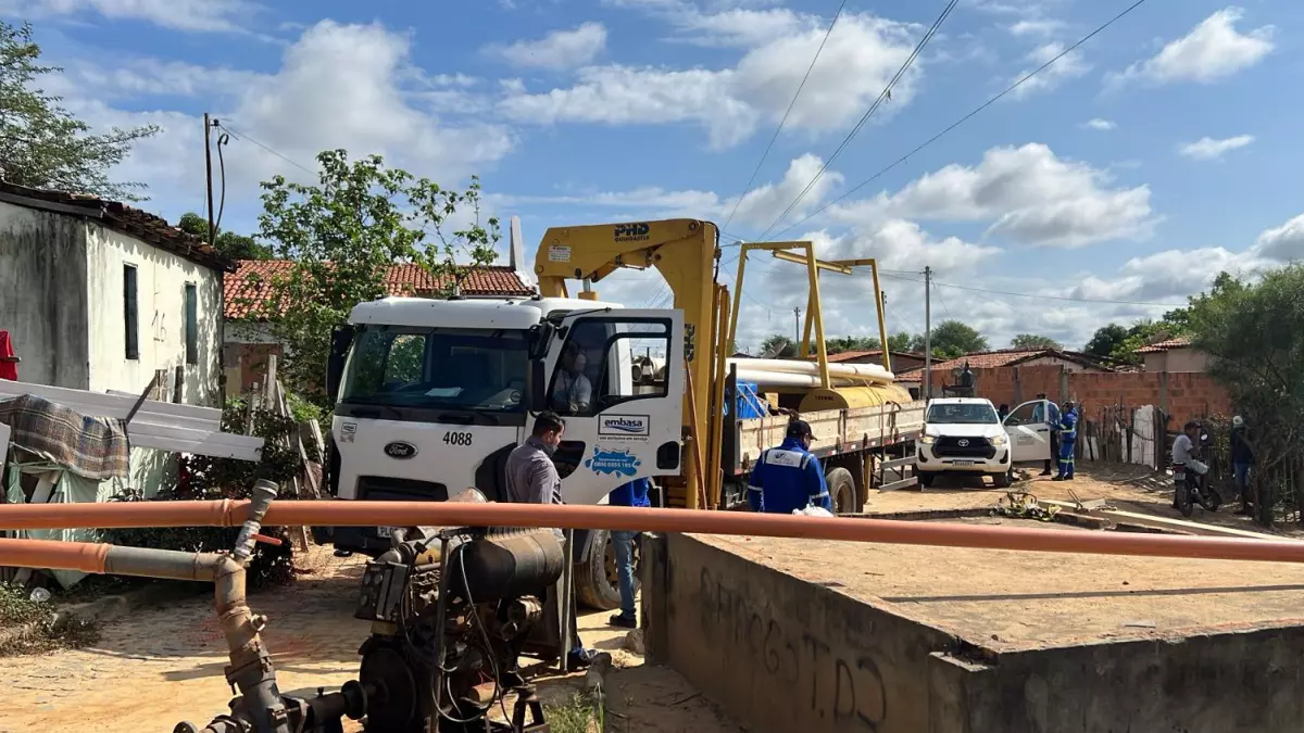 do Corpo de Bombeiros em uma escola municipal, próxima ao bairro mais afetado pelos alagamentos em Bom Jesus da Lapa.