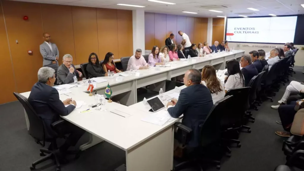 O governador Jerônimo Rodrigues recebeu no Centro de Operações e Inteligência (COI), em Salvador, sete prefeitos eleitos dos municípios