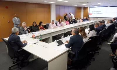 O governador Jerônimo Rodrigues recebeu no Centro de Operações e Inteligência (COI), em Salvador, sete prefeitos eleitos dos municípios