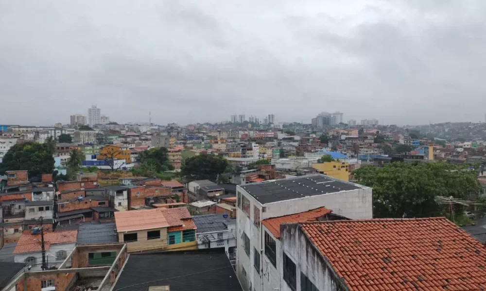 fenômeno típico do verão, continua influenciando a condição de tempo instável, mantendo o céu nublado e chuvas com menor