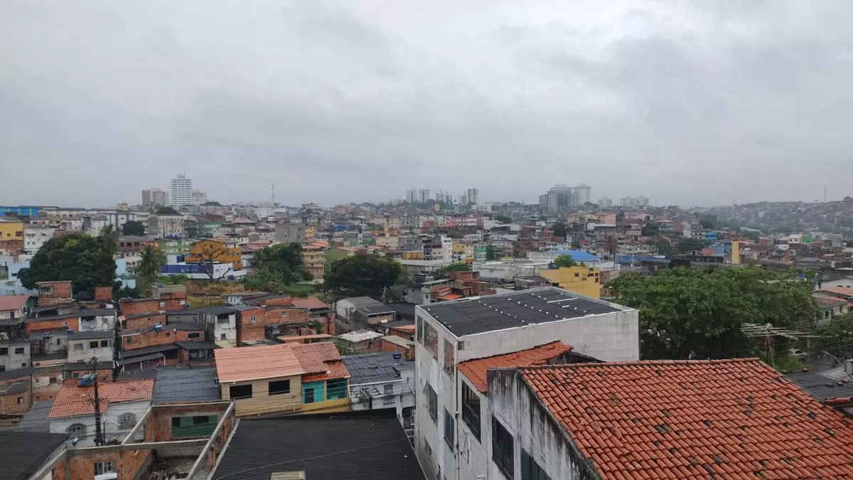 fenômeno típico do verão, continua influenciando a condição de tempo instável, mantendo o céu nublado e chuvas com menor
