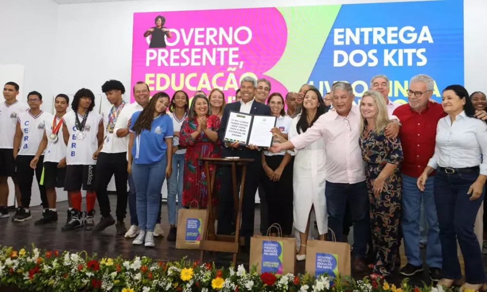 R$ 1,3 bilhão pelo Governo do Estado na modernização de escolas da rede estadual de ensino, contemplando 83 unidades escolares e