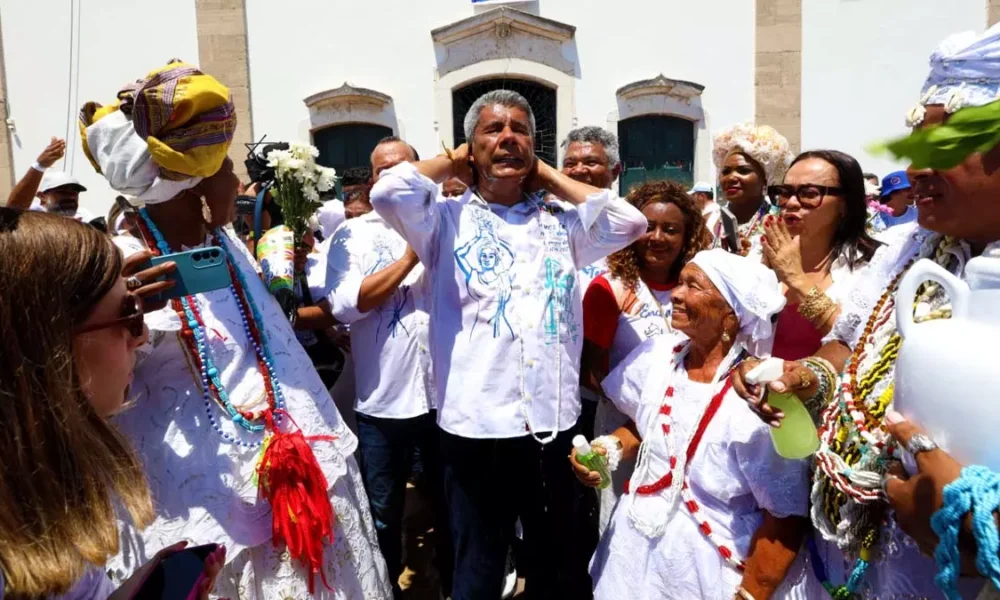 de caminhada, que começou na Igreja da Conceição da Praia, na manhã desta quinta-feira (16), o governador Jerônimo Rodrigues,