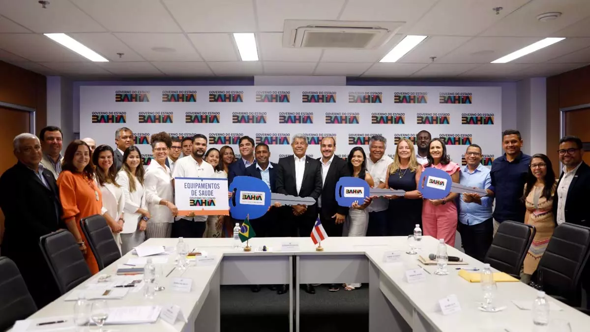 O governador Jerônimo Rodrigues recebeu neste sábado (18), no Centro de Operações e Inteligência (COI), em Salvador, três prefeitos baianos