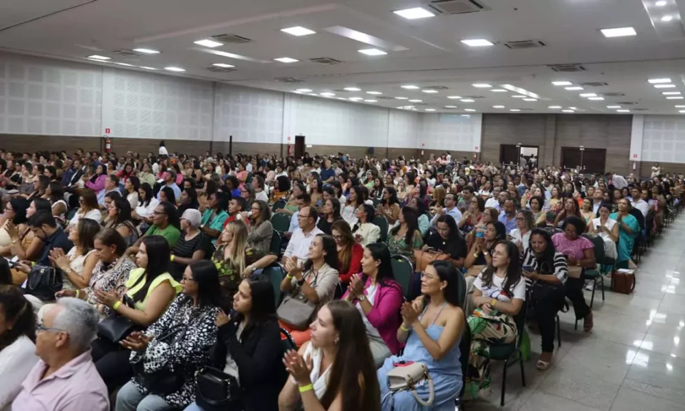 política de assistência social. O encontro acontece até quarta (29), e tem a participação de representantes dos 417 municípios baianos,