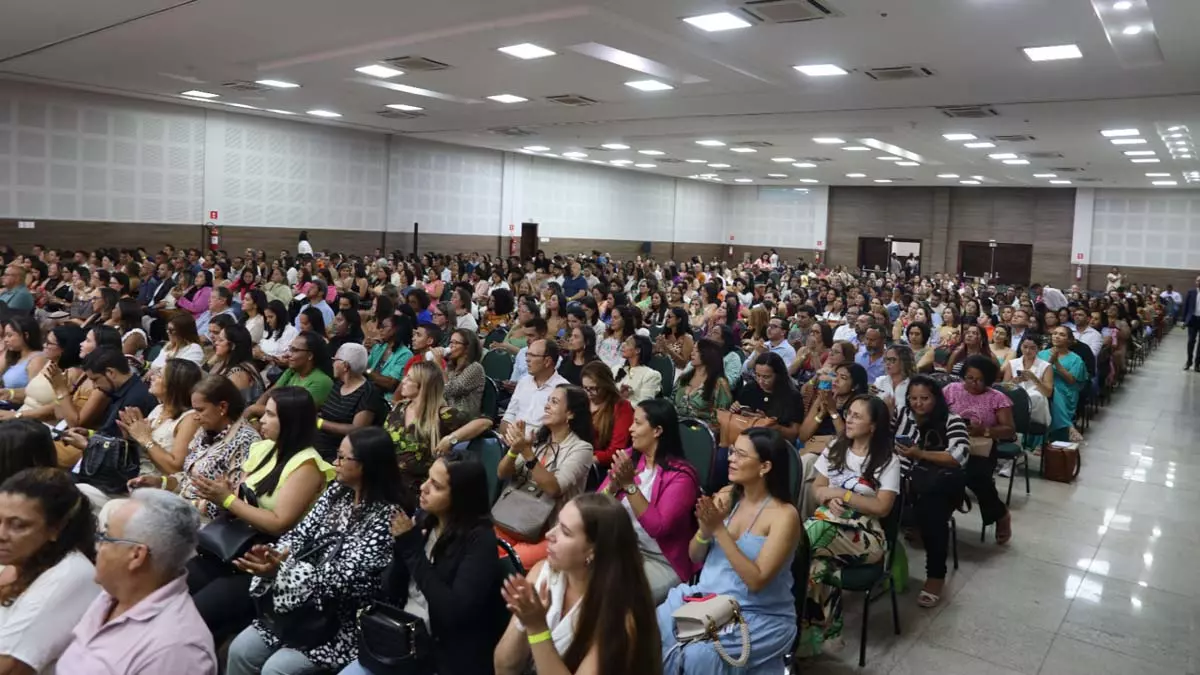 política de assistência social. O encontro acontece até quarta (29), e tem a participação de representantes dos 417 municípios baianos,