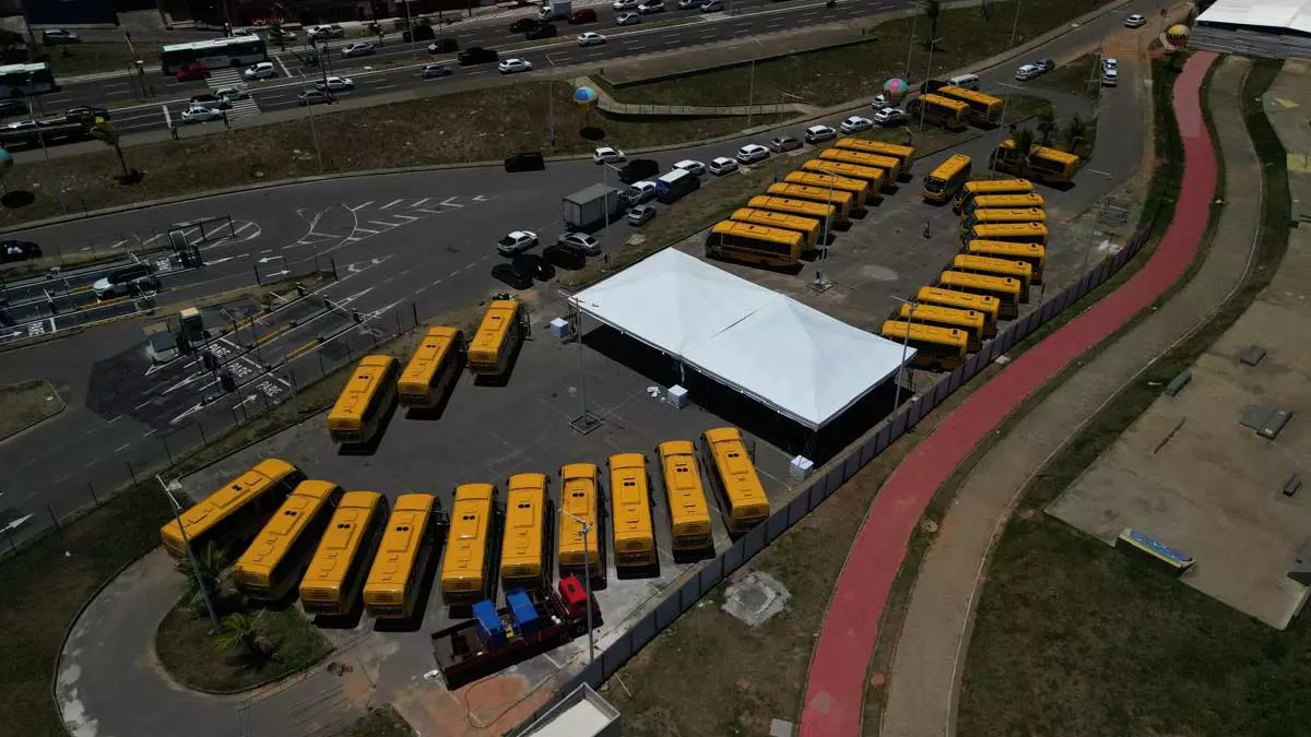 Nesta quinta-feira (30), o governador Jerônimo Rodrigues realizou a entrega de novos ônibus escolares, ação que vai alcançar 416 municípios do interior do Estado,