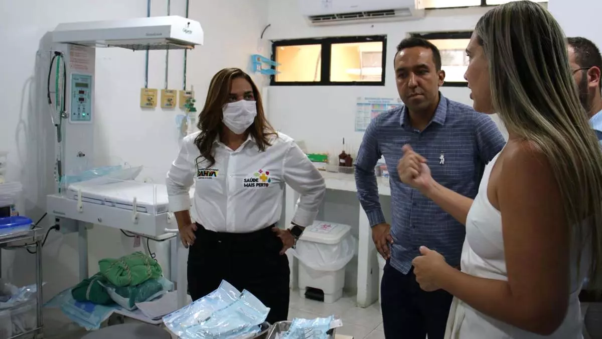 A Secretaria da Saúde do Estado da Bahia (Sesab) entregou, na tarde desta quarta-feira (8), equipamentos, medicações e uma ambulância