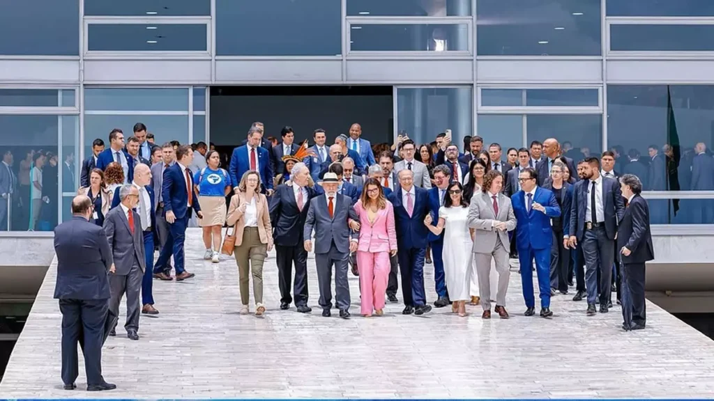 participou das cerimônias em defesa à democracia que marcaram os dois anos dos atos golpistas de 8 de janeiro de 2023,