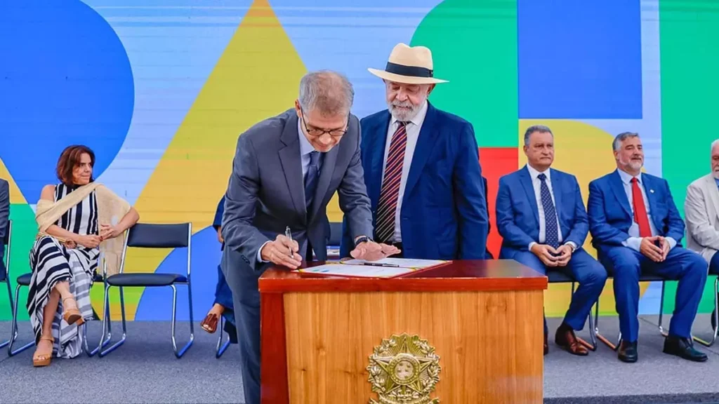 O presidente Luiz Inácio Lula da Silva deu posse, nesta terça-feira (14), ao publicitário Sidônio Palmeira, na Secretaria de Comunicação