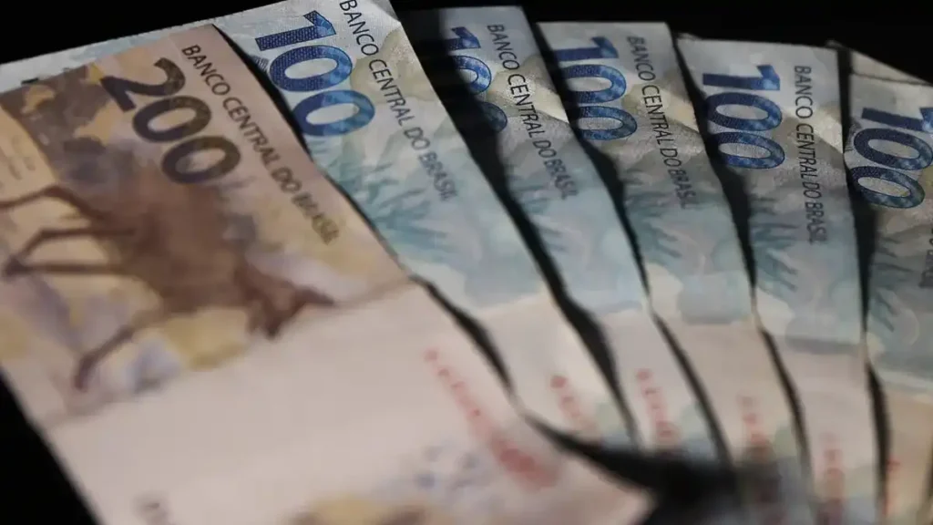O Brasil tem desde esta quarta-feira (1º de janeiro) um novo valor de R$ 1.518 para o salário mínimo, o que representa aumento