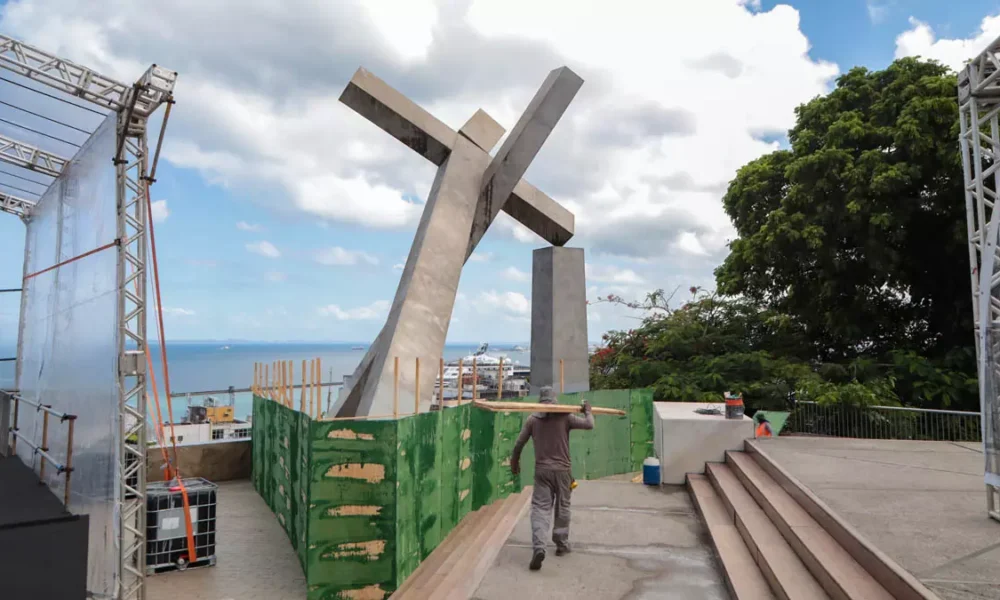 A Secretaria de Manutenção da Cidade (Seman) está finalizando a instalação de tapumes em diversos prédios e monumentos públicos de Salvador,