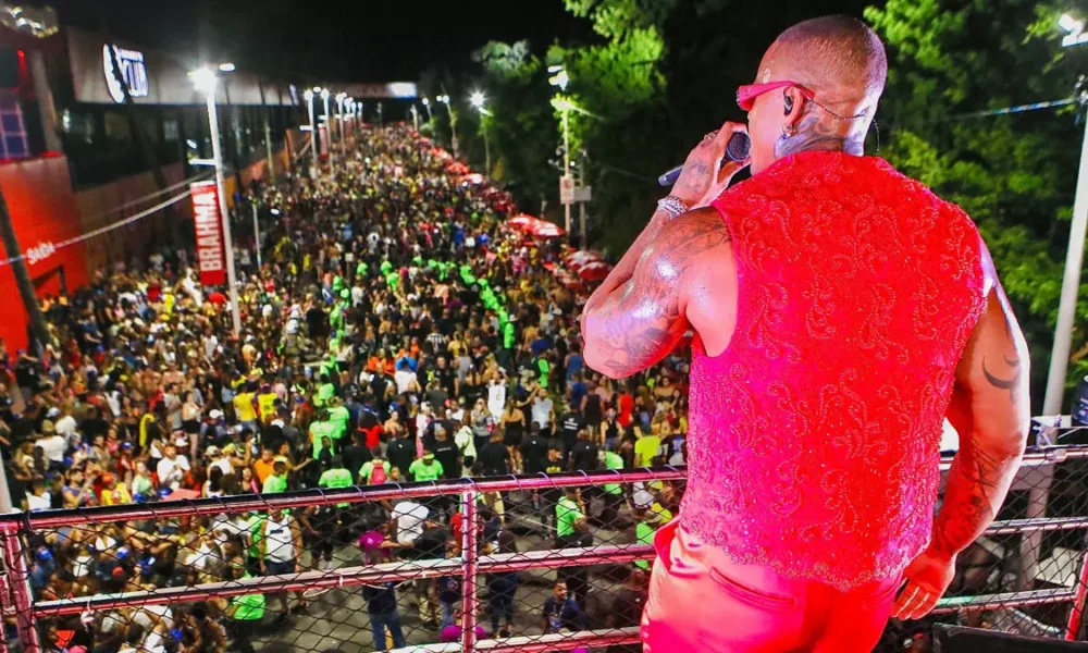 Dono de diversos hits, o cantor Léo Santana foi o responsável por não deixar ninguém parado no já tradicional Pipoco, realizado