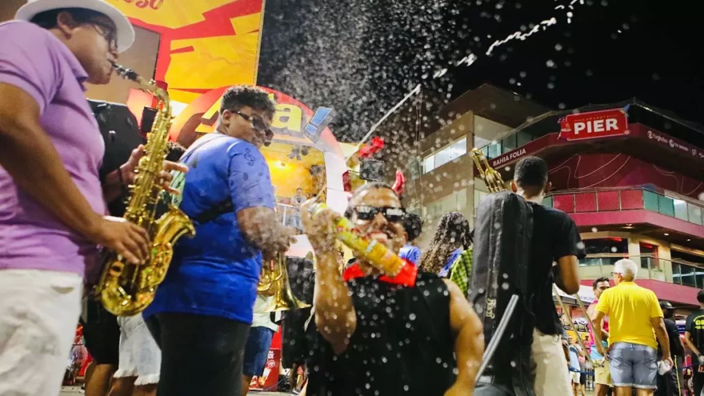 bloquinhos, embalados pelos instrumentos de sopro das irreverentes fanfarras, tomam conta da Avenida Oceânica no tradicional Habeas Copos.