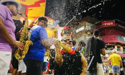 bloquinhos, embalados pelos instrumentos de sopro das irreverentes fanfarras, tomam conta da Avenida Oceânica no tradicional Habeas Copos.