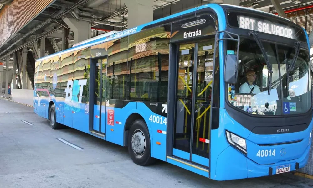 A linha B5 do BRT, que liga as estações Rodoviária à Lapa, iniciará a operação em horário integral a partir deste sábado (8), das 5h às 23h10.