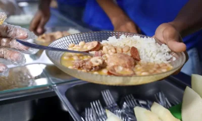 meio do Programa Nacional de Alimentação Escolar (PNAE). O objetivo é oferecer alimentação mais saudável aos estudantes,