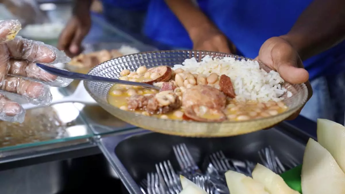 meio do Programa Nacional de Alimentação Escolar (PNAE). O objetivo é oferecer alimentação mais saudável aos estudantes,