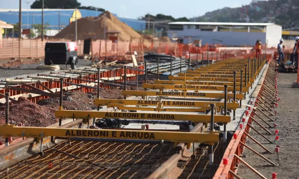 As obras do Veículo Leve sobre Trilhos (VLT) em Salvador estão gerando uma transformação significativa não apenas na