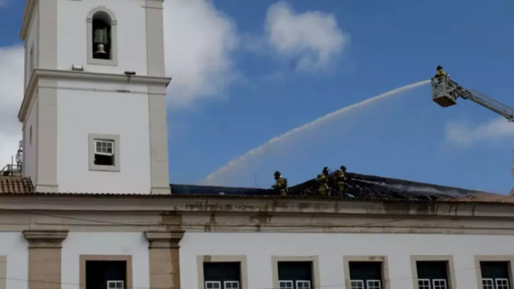 O Paço Municipal, que abriga a Câmara de Salvador, foi interditado na tarde desta segunda-feira (24), após o incêndio que