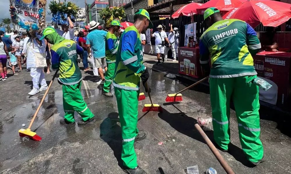 A Empresa de Limpeza Urbana de Salvador (Limpurb) coletou mais de 77 toneladas de resíduos úmidos durante a Festa de Iemanjá, no Rio Vermelho.