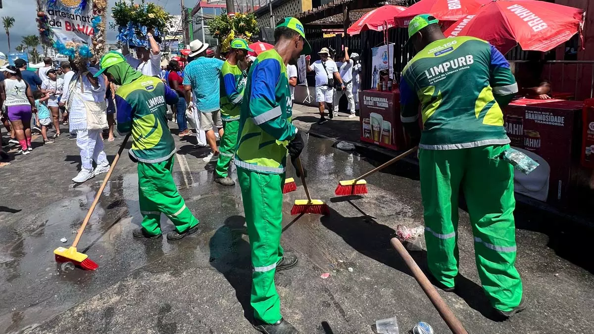 A Empresa de Limpeza Urbana de Salvador (Limpurb) coletou mais de 77 toneladas de resíduos úmidos durante a Festa de Iemanjá, no Rio Vermelho.