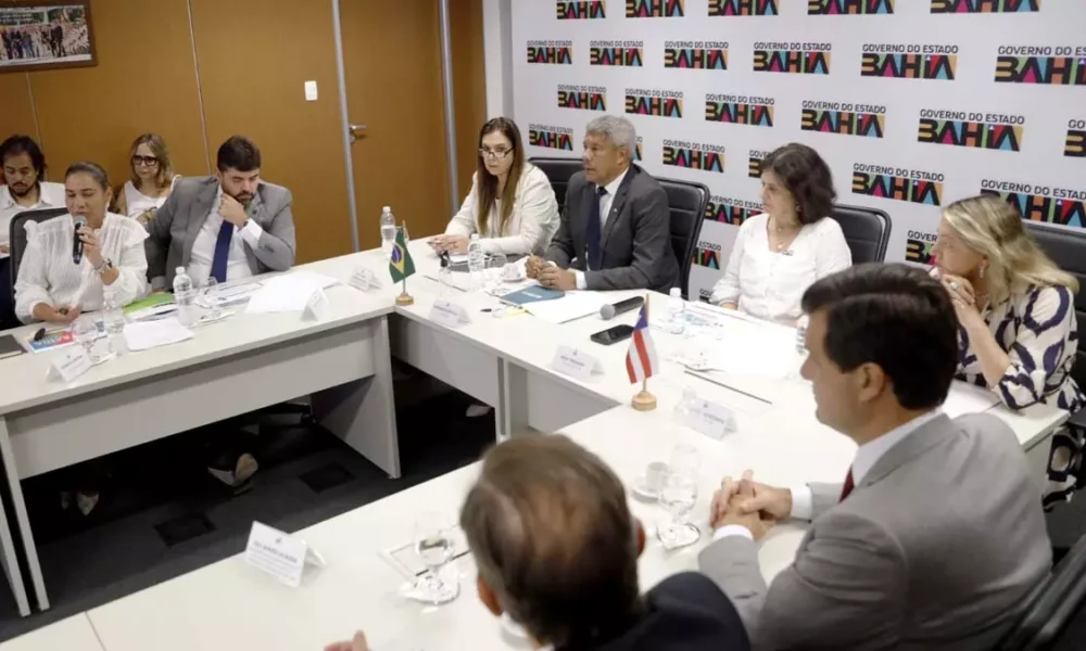 governador Jerônimo Rodrigues, para a primeira apresentação do Pacto pela Saúde. A iniciativa, que contou com a participação