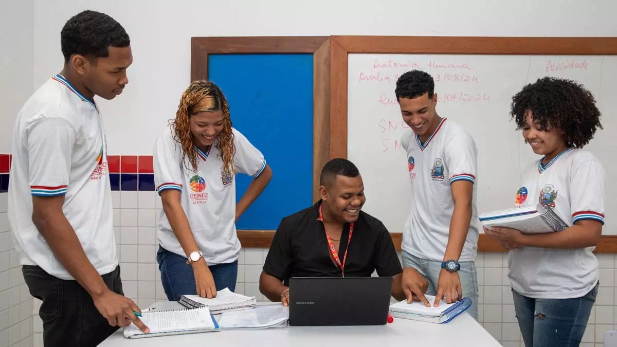 função de professor da Educação Básica. O anúncio foi publicado no Diário Oficial do Estado (DOE) deste sábado (1º).