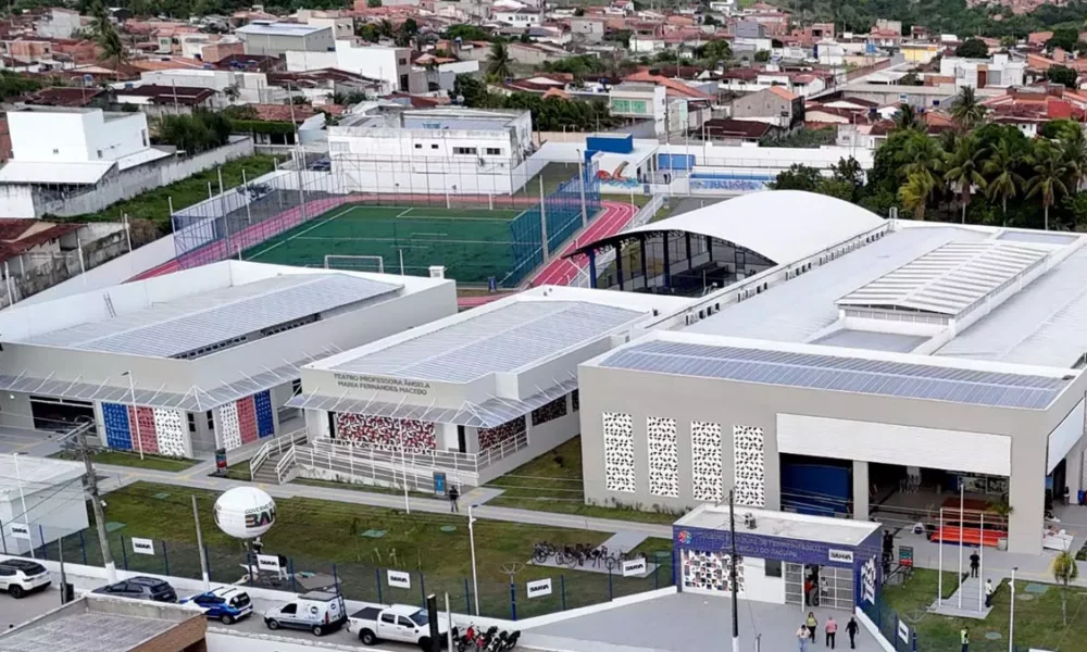 estadual de ensino, nesta segunda-feira (10), foi marcado pela entrega do 76º Colégio Estadual de Tempo Integral de Conceição de Jacuípe,