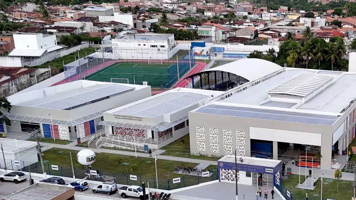 estadual de ensino, nesta segunda-feira (10), foi marcado pela entrega do 76º Colégio Estadual de Tempo Integral de Conceição de Jacuípe,