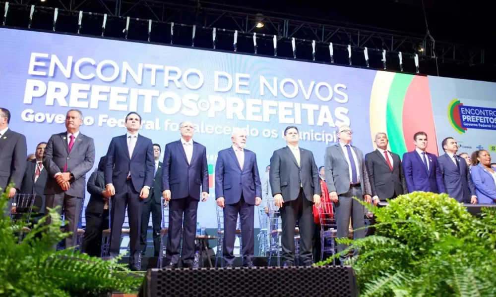 O governador Jerônimo Rodrigues participou, nesta terça-feira (11), da abertura do Encontro de Novos Prefeitos e Prefeitas,