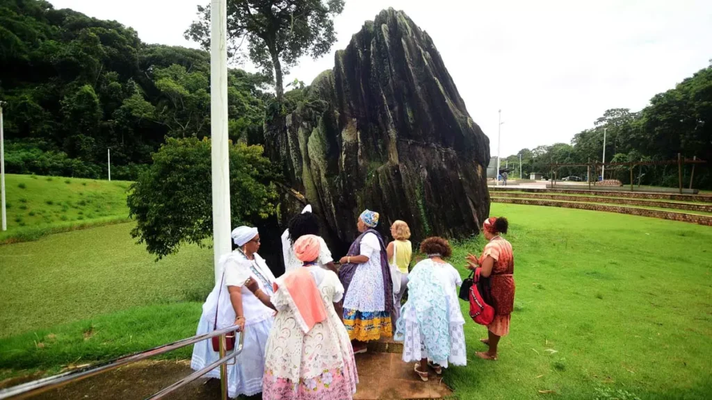 cultura afro-brasileira, a Pedra de Xangô, em Cajazeiras X, recebe a 16ª edição de sua tradicional caminhada neste domingo (9).