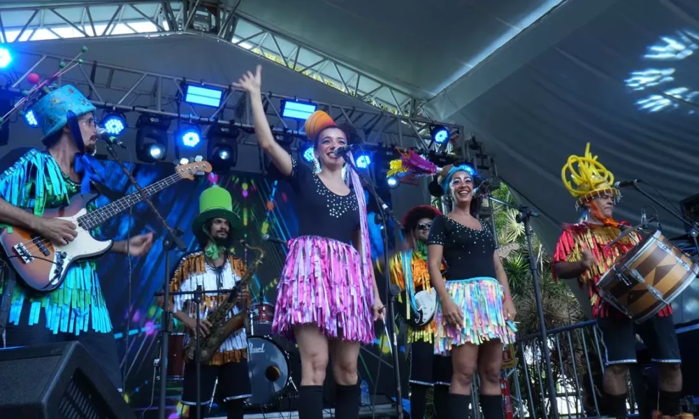 segurança e diversão. Neste sábado (1º), a Praça das Artes recebeu o Baile Infantil da Cadeira de Brin, uma atração especial voltada para os