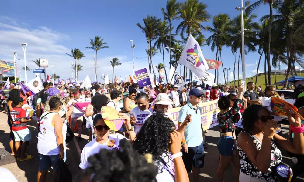 No Dia Internacional da Mulher, a Marcha 8M mobilizou ativistas em Salvador, realizando uma caminhada entre o Morro do Cristo e o